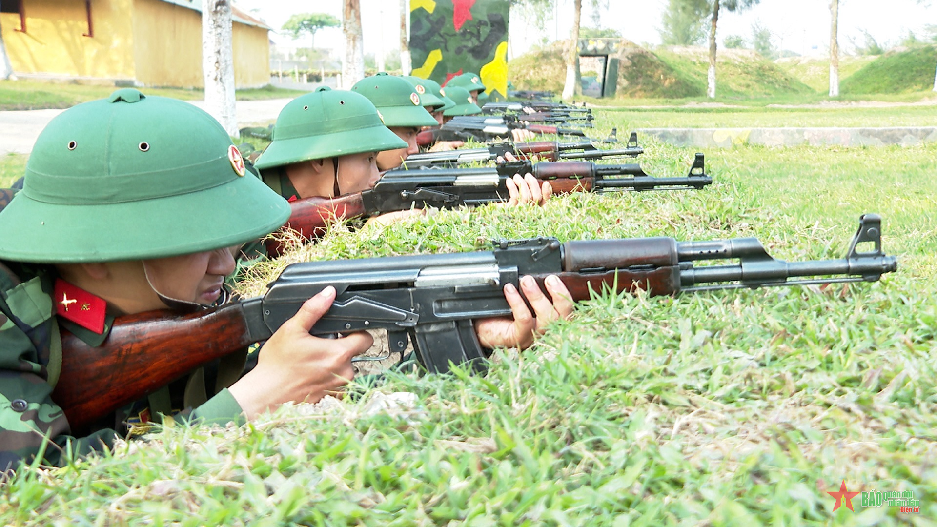 Chiến sĩ mới vượt nắng, thắng mưa

